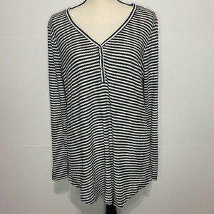 Torrid Women's 1 (1X) Black White Stripe 1/4 Snap Knit Top V-Neck
